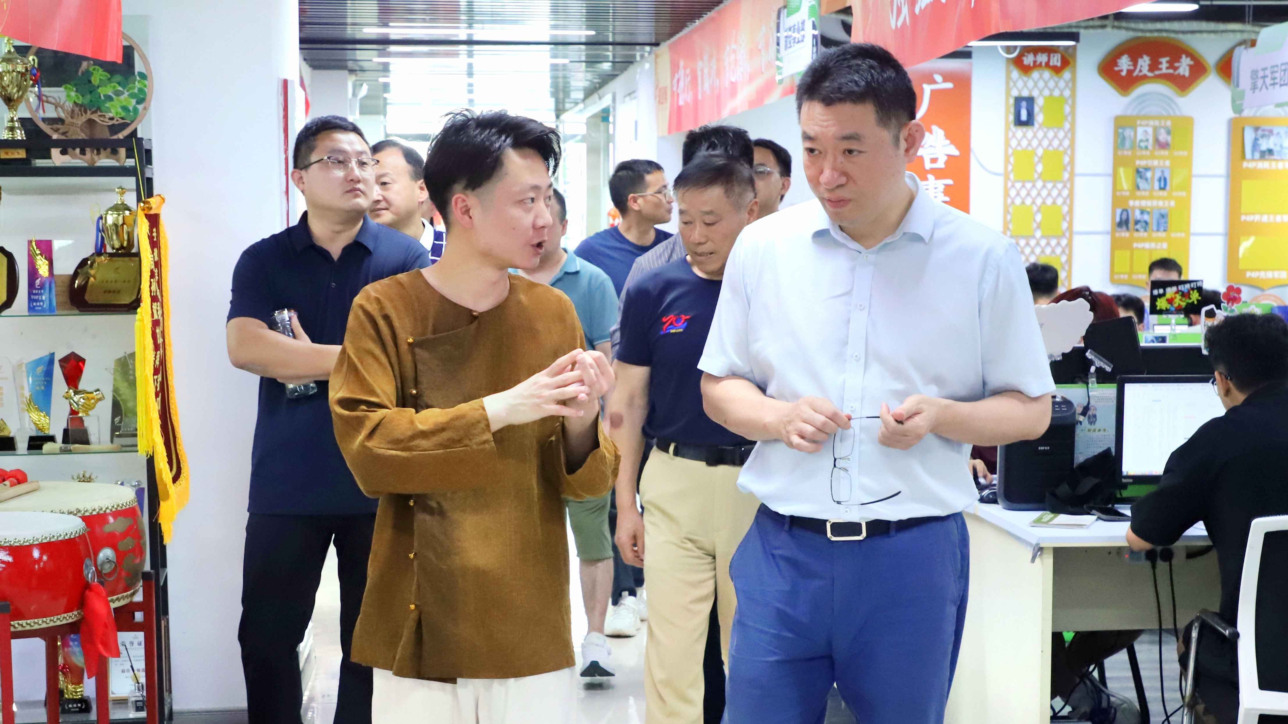 省商务厅电商处处长王海伟一行莅临非羽集团调研